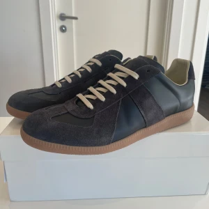 Maison Margiela Skor - Tjena, säljer nu mina Maison Margiela skor. Vill få sålt dem så snabbt som möjligt, därav priset! Skriv gärna om ni har några funderingar!