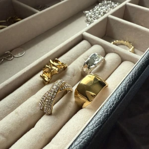 Justerbara ringar i guld och silver från pilgrim  - Säljer ringar i både guld- och silverfärg. Finns individuella annonser för varje ring!! (Där finns mer info om varje ring, bilder samt pris) Se första bilden för de ringar som finns kvar:)  Nypris på dessa ligger mellan 225 på rea upp till 499kr orginalpris per styck.