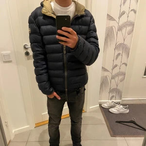 Colmar jacka - Säljer en mörkblå pufferjacka från Colmar i skick 7 av 10. Tyvärr saknas ena dragkedjan på fickan. Storleken är S. Skriv gärna vid funderingar 🤝 Priset är ej hugget i sten ✅🤝👍