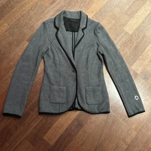 Mjuk kavaj Stockh LM s/m - En mjuk kavaj från Stockh LM. Ser ut som kavaj men känns som cardigan. Storlek markerad Small, men är som medium. Mjuk och skön. Fint skick. Inga skador 