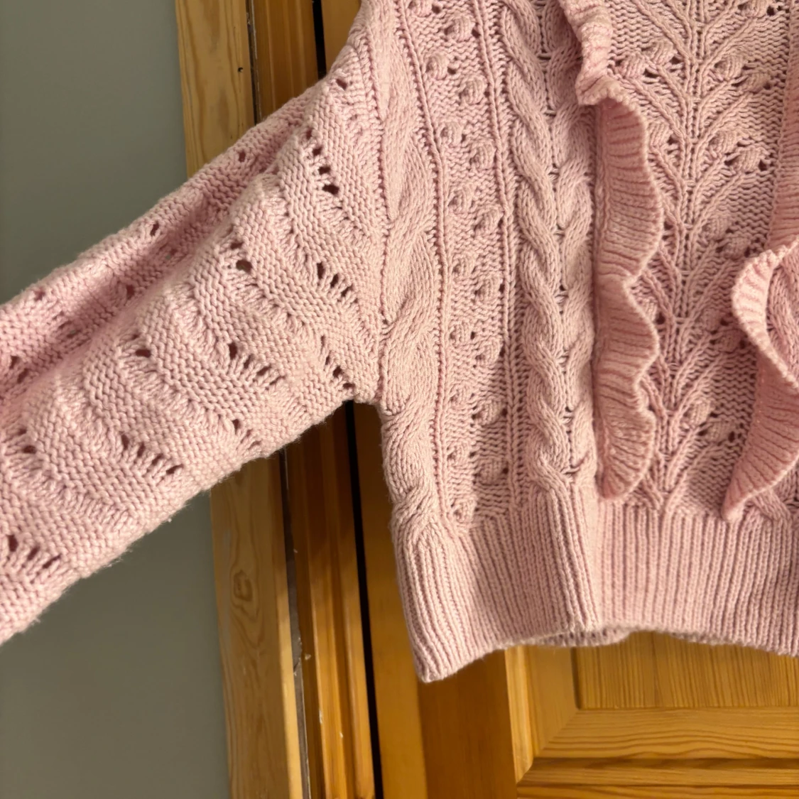 Rosa stickad tröja med volang H&M  - 1