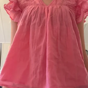 Rosa blus med volangärmar - Supersöt rosa blus med en liten v-ringning från Gina Tricot!💕 Endast använd några få gånger och blusen har inga slitage! Kontakta mig innan ni tycker på köp så jag kan vara beredd och posta osv!!💕