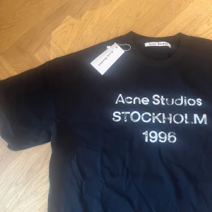 Acne studios t shirt M - Acne studios t shirt i fint skick (8/10) i storlek S men passar M bättre. Passformen är baggy och t-shirten passar runt 180 cm | skickas med tag, skriv vid någon fundering✅ 