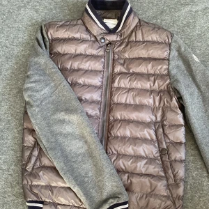 Moncler Cardigan - Moncler cardigan ~ skick 10/10 ~ inga defekter ~ äkta med bevis ~ storlek M ~ vid frågor skriv