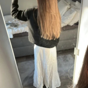 Vit långkjol från Gina tricot  i bomull - Superskön vit långkjol från Gina tricot inte använd så mycket därför säljer jag den 💗