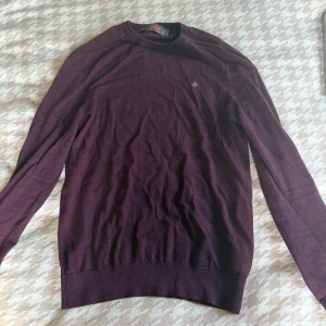 Morris merino ull tröja - Riktigt snygg merino ull tröja perfekt nu när det börjar bli lite kallare • Bra skick förutom ett pyttelitet hål på baksidan! • stryks och tvättas innan den skickas! 