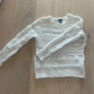 Stickad tröja  - Så söt stickad vit tröja, köpt vintage 