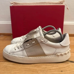 Valentino open sneakers  - Säljer nu dessa fina valentino skor | Fint skick | Storlek 38,5 | Kommer med box och dustbag | Hör gärna av er vid frågor eller funderingar 