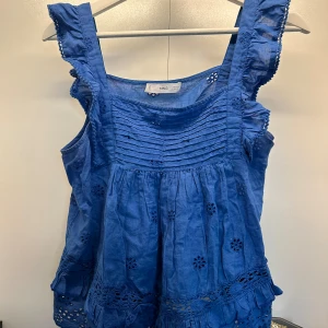 Populär topp - Populärt broderat mörkblått linne från Mango. Jättefint skick, endast använd ett fåtal  gånger. Så fint och perfekt🩵kan gå ner i pris vid en snabb affär. 
