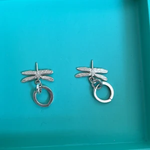 Suprsöta trolssländs örhängen - Säljer dessa supersöta örhängena från Lotta Hasselblad. Kostar 400kr STYCK nya. Mycket bra skick men kommer tyvärr inte till användning längre. 💕💕