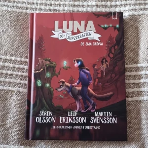 Luna och superkraften: De små gröna - Luna och superkraften av Sören Olsson, Leif Eriksson och Martin Svensson Den åttonde boken.. Boken har 147 sidor med några bilder på vissa sidor, många rekomenderar tjejer och killar mellan 9-12 att läsa de här böckerna. 
