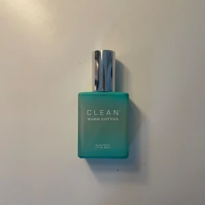 CLEAN Warm Cotton 30ml - Fräsch Parfym från CLEAN i doften Warm Cotton. Flaskan rymmer 30 ml (strax över halva flaskan kvar) och är perfekt att ta med i väskan. Enkelt och stilrent val för dig som gillar en ren känsla. Håller länge då doften är stark och du inte behöver mycket. Mycket fräsch! Förpackningen är sliten men inget fel på innehållet😊