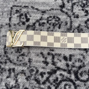 Designer bälte - Snyggt bälte, perfekt kvalité, 110 Cm, skickas samma dag, hör av er vid frågor!