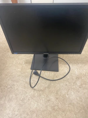 Samsung S24C650BW - Samsung S24C650BW 24" LED-skärm med roterbar fot och medföljande strömkabel. Skärmen är i gott skick utan synliga repor eller skador. Perfekt för kontor eller hemmabruk, med flexibel justering för både stående och liggande visning.
