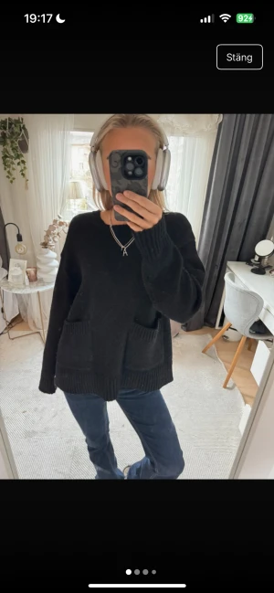 Svart stickad tröja från Zara - Svart stickad tröja från Zara med två stora fickor framtill och ribbade muddar vid ärmslut och nederkant. Tröjan har en loose fit och rund halsringning, perfekt för lager-på-lager under kyliga dagar.