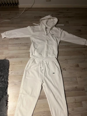 Lacoste tracksuit - Använd 2 gånger inga fläckar eller hål, lapparna sitter kvar 
