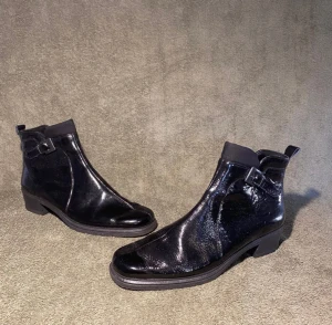 Rohde Ankelboots, Svart, Storlek 38 - Snygga svarta stövletter med glansig lackad yta och diskret spänndetalj vid ankeln. 