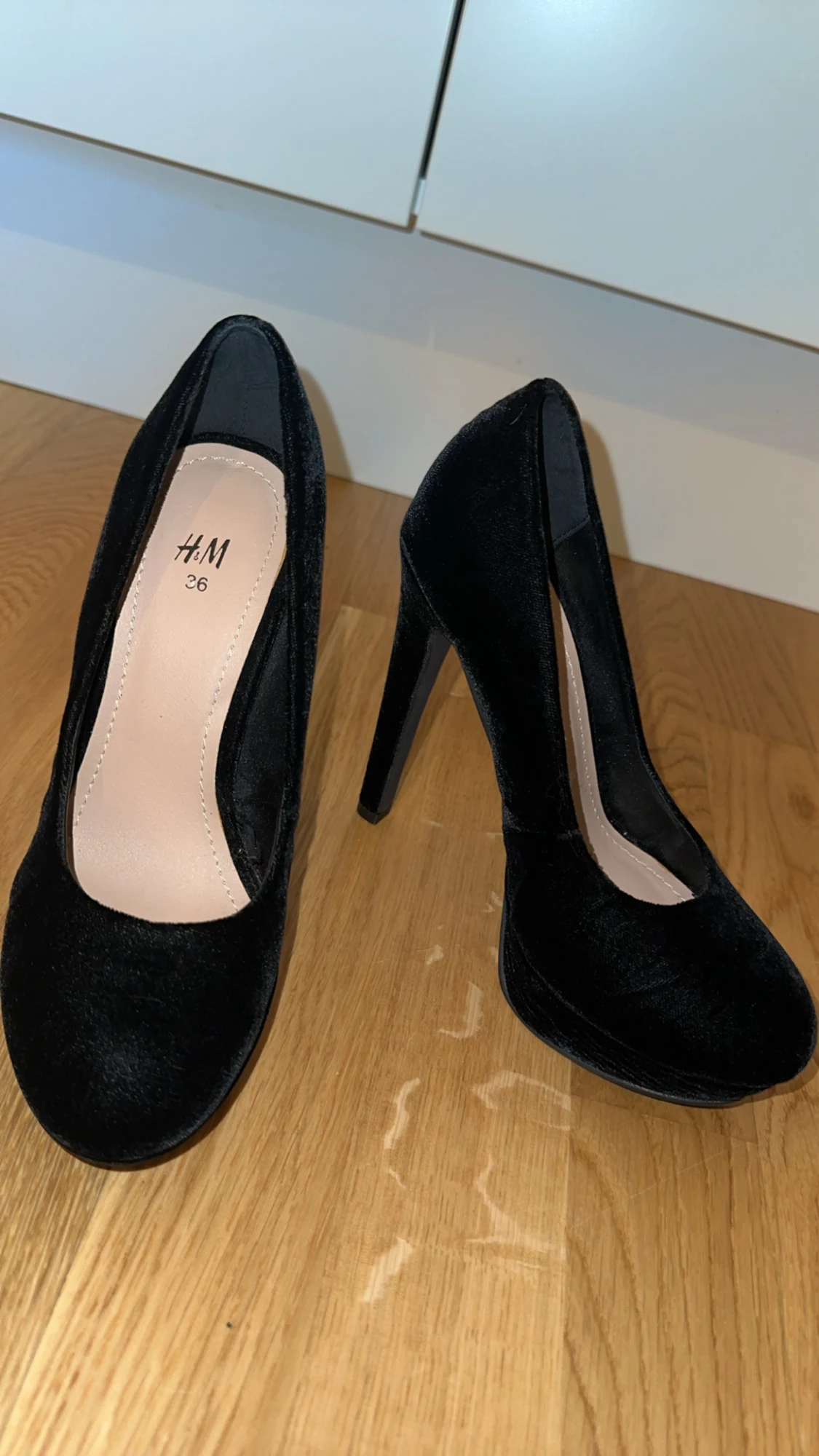 Svarta sammetsklackar från H&M - 5