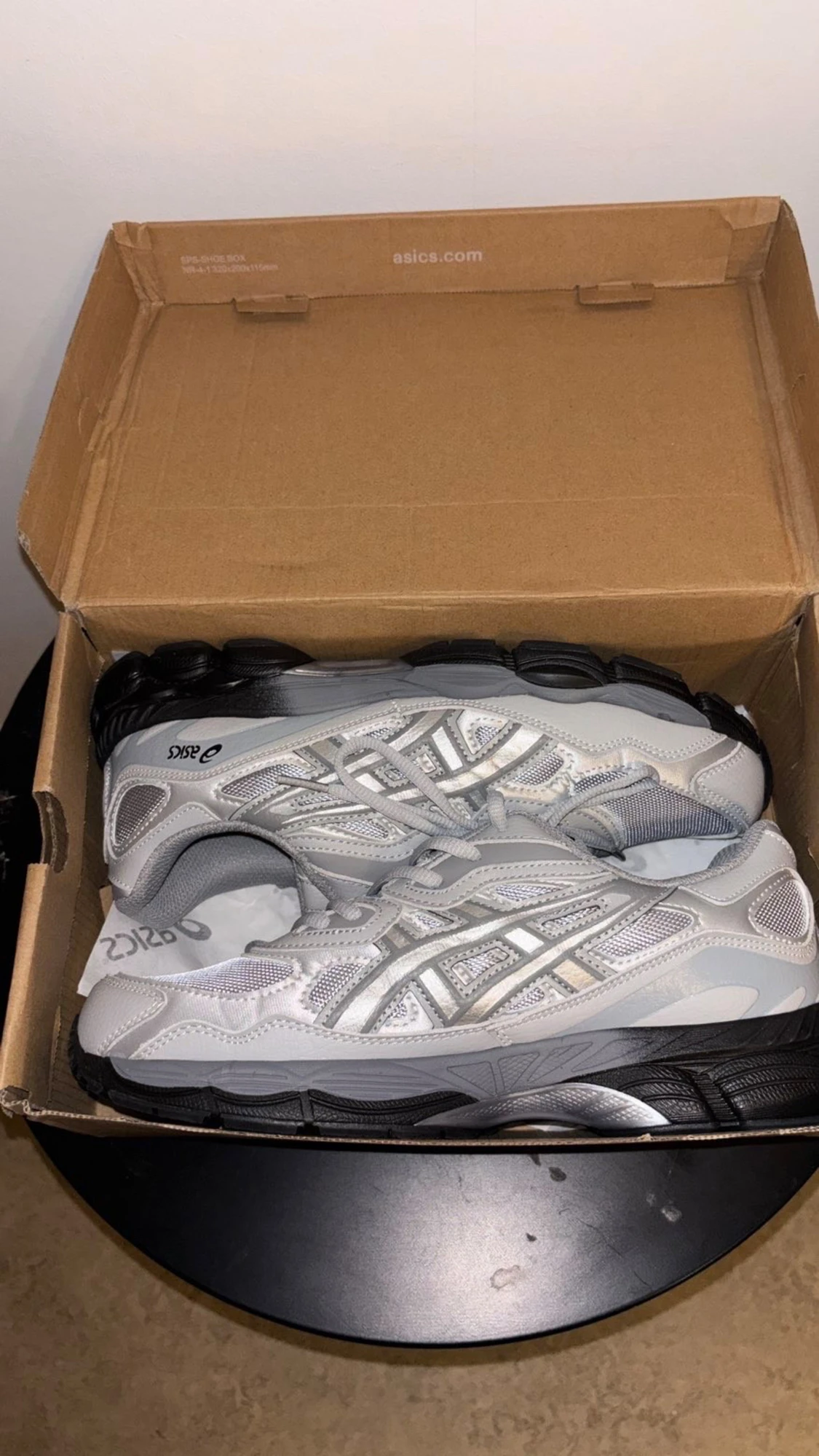 Silverfärgade Asics sneakers - 2