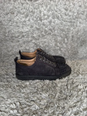 Christian Louboutin skor - | Condition: 8/10 | Color: Gray and red | What is included: Only the sneakers | Retail price: 7 200kr |