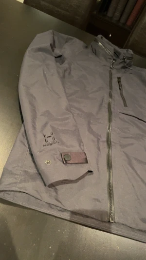 Haglöfs jacka  - Snygg Haglöfs jacka i färg svart, storlek XS. Jackan är i nyskick, med funktioner så du kan justera passformen vid midjan. Skriv om ni har frågor! 