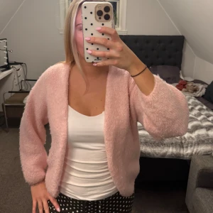 Stickad kofta - Säljer min snygga rosa kofta som är köpt ifrån Lindex🩷Något nopprig men inget man tänker på tycker jag😊Nypris 400 kr