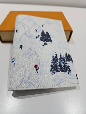 L och V plånbok  - Vit plånbok från L och V