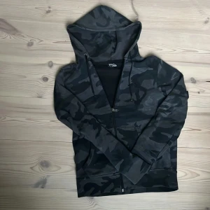 Ralph lauren camo zip hoodie  - Snygg camouflagemönstrad zip hoodie från  Ralph Lauren. Bra skick och unik. Hör av er vid frågor! Kan gå ner i snabbaffär!