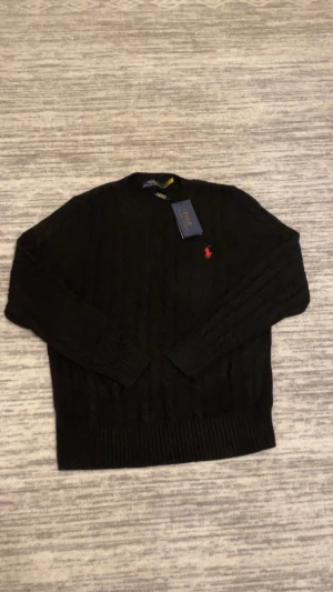 Ralph lauren tröja  - Säljer en svart Ralph lauren tröja i storlek S. Priset är inte fast. Kan även köpa paketpris flr billigare.