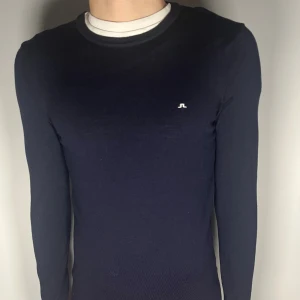 J.Lindeberg tröja - Säljer en riktigt snygg och trendig J.Lindeberg tröja i 100% merinoull och fint skick, storlek S men sitter rätt så tajt, vid frågor är det bara att skriva 