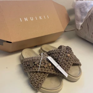 Inuikki wowen stones slipper - Oanvända, bara testade men för små. Kunde inte skicka tillbaka pga returrätt 7 dagar.  Stl 39, färg Taupe Nypris 2599 kr