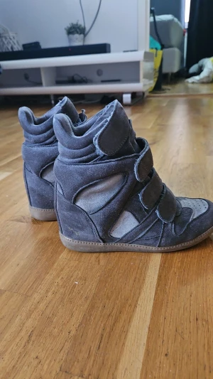 Grå wedge sneakers med kardborre - Använda få par gånger, inget slitage ! Pris kan diskuteras :)