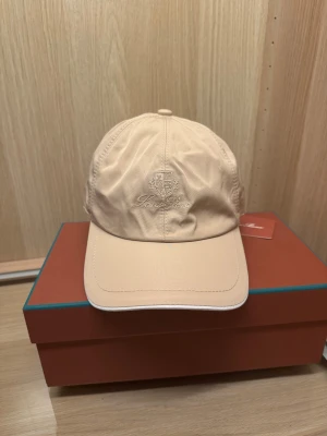 Loro Piana , ”Fler färger finns”  -  Säljer denna Loro Piana keps i beige i nyskick. Aldrig använd, lyxig och stilren modell som passar alla outfits. ✨