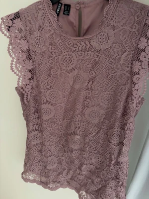 Ljuslila spetsblus från Pieces - Säljer en ljuslila blus från pieces som är i ett bra väldigt bra skick, skriv om man har några frågor💗