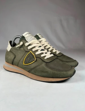 Philippe Model gröna sneakers - Snygga Philippe model trpz. Den har storlek 40 med mycket bra passform:skick 8/10 bara lite creasat läder men inget man tänker på. Bra för dig som letar en fin sko till bra pris: nypris ca 3200kr😌obs! Priset inte hugget i sten!