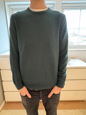 Grön kashmirtröja Galeries Lafayette - Säljer min gröna kashmirtröja från Galeries Lafayette i 100% kashmir. Rund hals och ribbade muddar vid ärmslut och nederkant. Perfekt för dig som gillar stilrena och bekväma plagg med premiumkänsla. Köpt i Frankrike och ej använd speciellt ofta så är gott som ny.