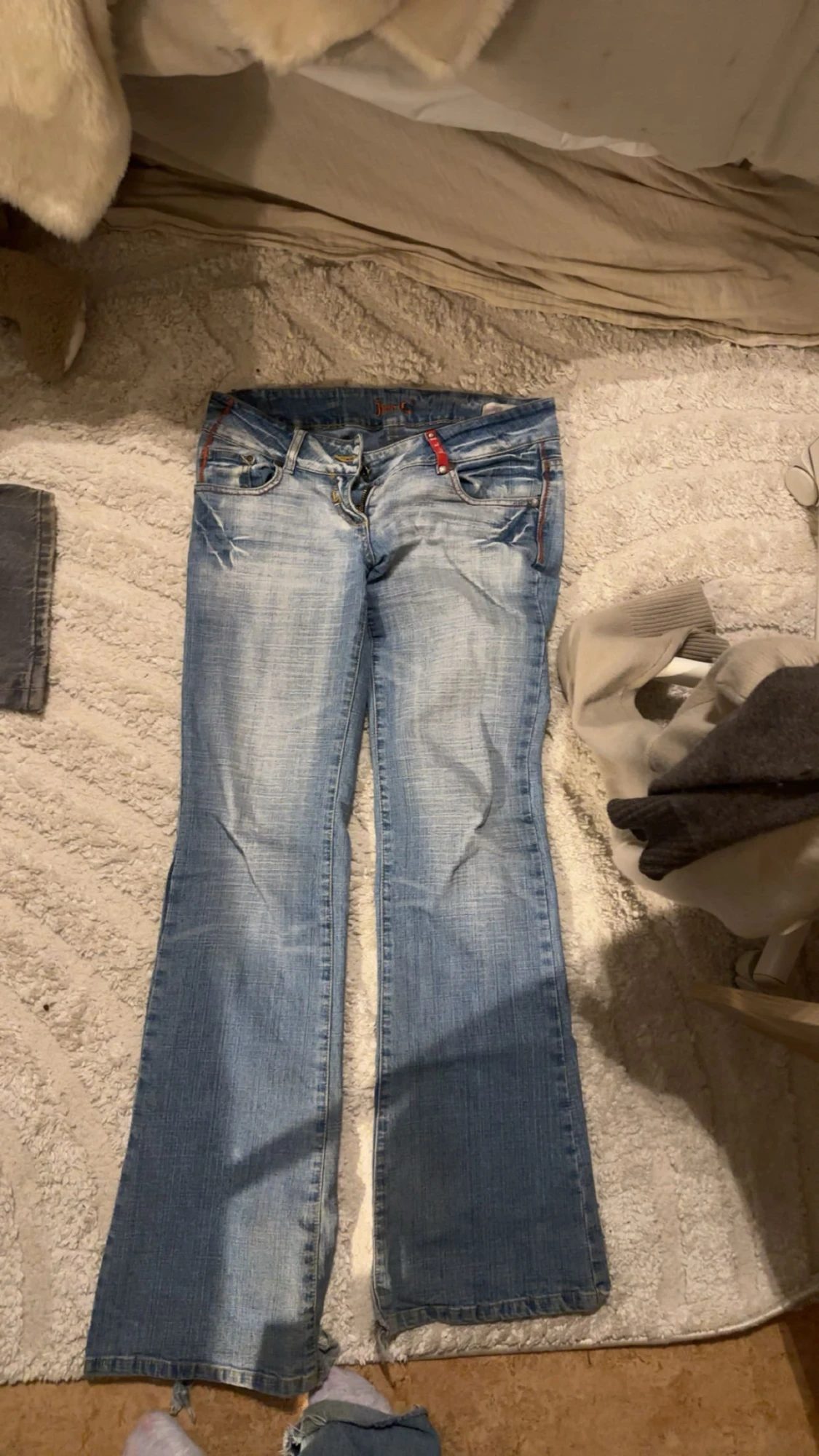 Blå bootcut jeans med slitningar