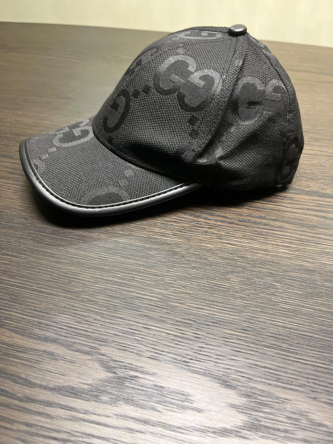 Svart keps från Gucci med GG-mönster