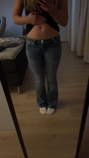 True Religion Becca Bootcut Jeans - Säljer ett par helt nya oanvända blåa true religion. byxan är i storlek 23 men jag har sytt upp dem hos en skräddare så skulle säga att dem passar för 155cm. 