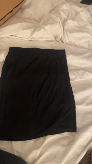 Svart enkel kortkjol - Svart, stilren och basic kortkjol. Soft touch material 