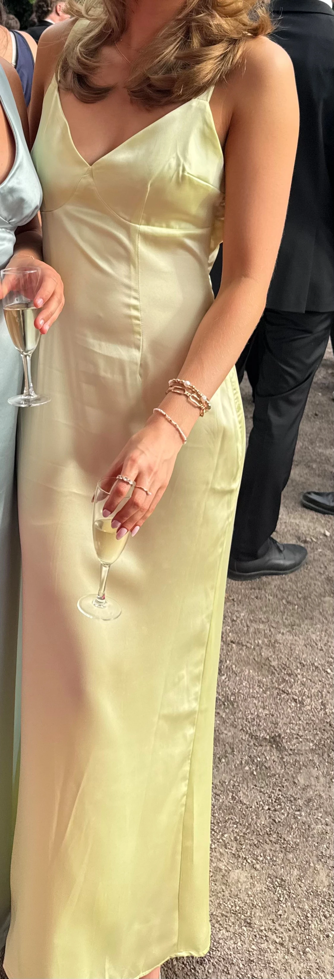 Ljusgul långklänning med öppen rygg - 2