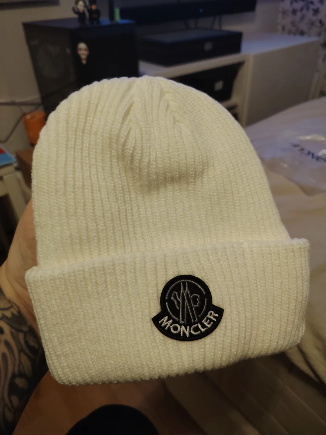 Vit ribbad Moncler mössa