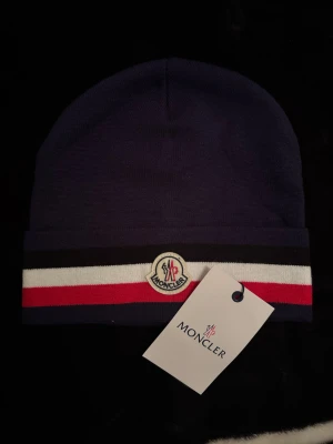 Mössa  - Sprillans ny dm vid intresse 