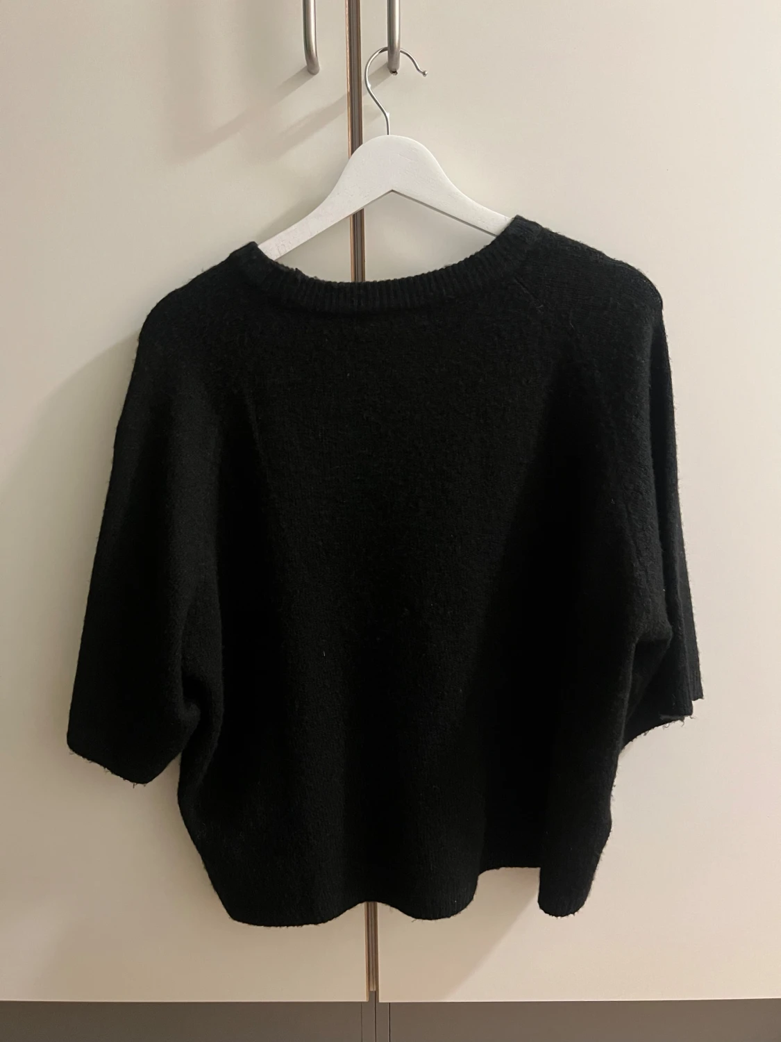 Svart stickad tröja med halvärm - 2