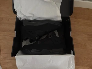 Air Jordan 4 Retro Black Cat (2025) - Säljer nu dessa Air Jordan 4 Retro Black Cat i storlek 44. De är köpa från Nike SNKRS. Digitalt kvitto finns. Pris går att diskuteras.