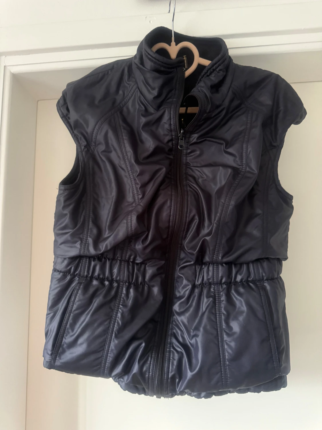 Svart dunväst med dragkedja