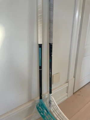 Oxdog Hyperlight 29 & Hybrid AL 27 Innebandyklubbor - Två Oxdog innebandyklubbor: Hyperlight 29 och Hybrid AL 27. Båda i mycket gott skick med fräscha grepp och blad, idealiska för både träning och match. Lätta och hållbara modeller för optimal spelkänsla. Inga synliga defekter eller slitage. 799kr för oxdogen och 699 för zonen! Zone är från Adam nillson i Strängnäs. 1299kr för båda!