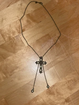 halsband med kors och kedjor - Halsband vet inte vart den är ifrån