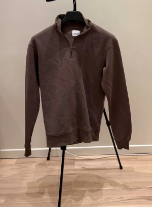 Brun half zip sweatshirt - Brun half zip från Jack and Jone. Tröjan har långärmad passform och är tillverkad i mjuk bomull. Perfekt för chill dagar eller ute dagar. Oanvänd  