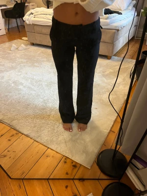 Svarta kostymbyxor  - Snygga svarta kostymbyxor med raka ben och bälteshällor. Byxorna har en klassisk passform och är tillverkade i ett slätt material som ger en stilren look. Perfekta för dig som gillar en enkel och clean stil. Passar till både sneakers och boots.